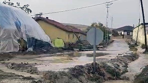 Aksaray’da etkili olan sağanak, su baskınlarına neden oldu