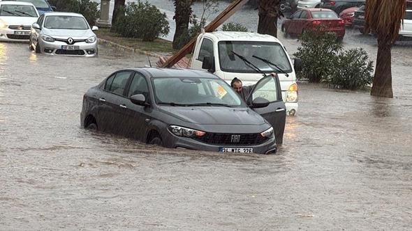 Bodrum’da sağanak; cadde ve sokaklar göle döndü, araçlar yolda kaldı