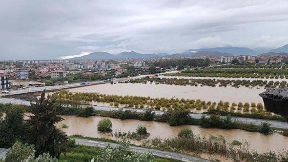 Dalaman'da çay taştı, yollar göle döndü, su baskınları yaşandı