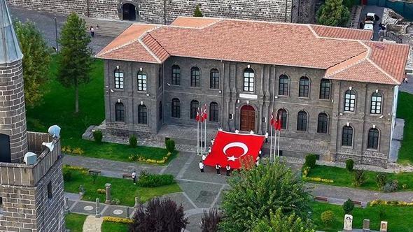 Tarihi İçkale’de 54 metrekarelik Türk bayrağıyla Cumhuriyet coşkusu