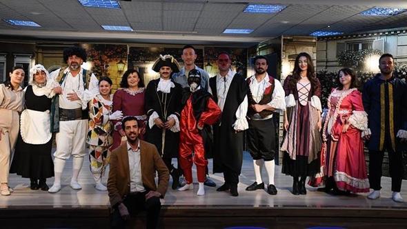 Sahneledikleri oyunun geliriyle ilkokulu baştan sona yenilediler