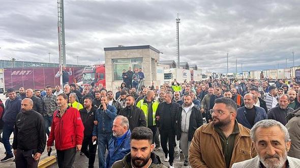 TIR şoförleri, Schengen vizesi sürecinde yaşadıkları sorunları dile getirmek için kontak kapattı