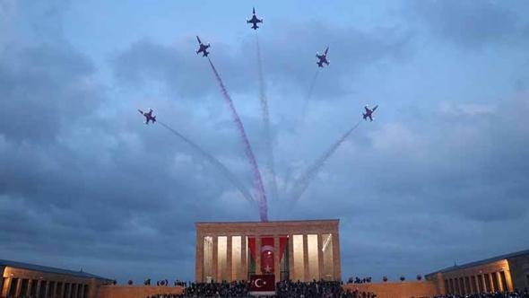 Cumhuriyet Bayramı’nda Türk Yıldızları'ndan Anıtkabir’de saygı uçuşu