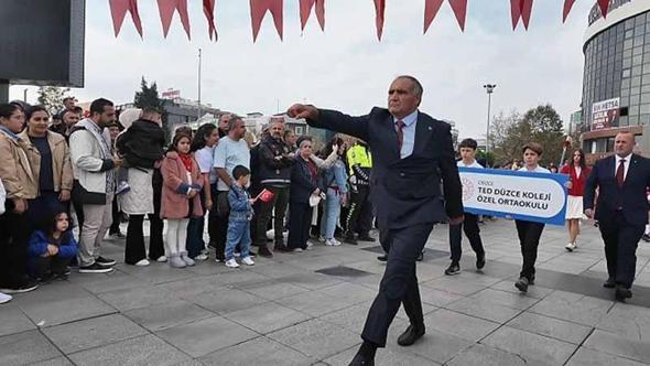 Beden eğitimi öğretmeninin tören yürüyüşü alkış topladı