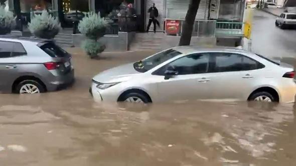 Diyarbakır'da sağanak; yollar göle döndü, su baskınları yaşandı