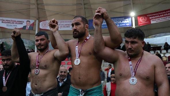 103’üncü Uluslararası Uzundere Cumhuriyet Karakucak Güreşleri’nde başpehlivan Feyzullah Aktürk