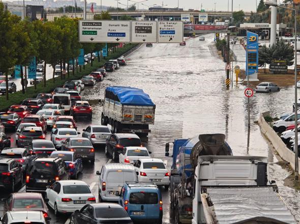 Ankarada sağanak etkili oldu; yollar göle döndü