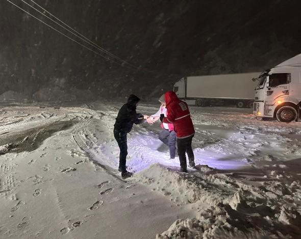 Kar nedeniyle yolda kalanlara Kızılay ve AFAD kumanya dağıttı