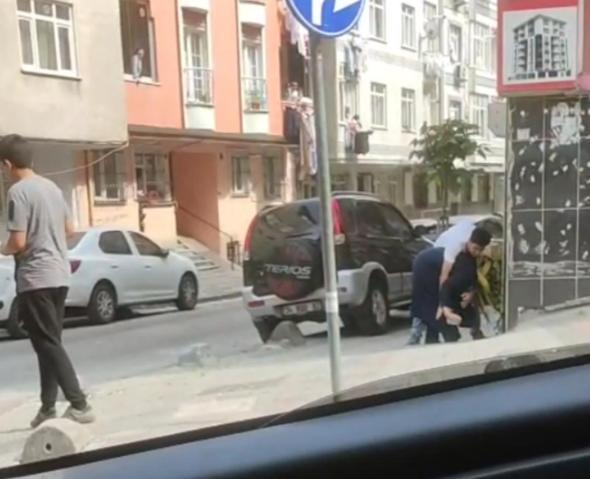 Sultangazide sokak ortasında annesini darbetti; çevredekiler izlemekle yetindi