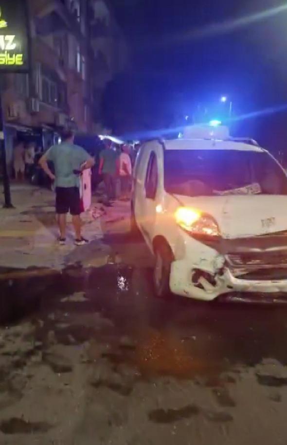 Hafif ticari araç ile otomobilin çarpışması kamerada; 2 yaralı