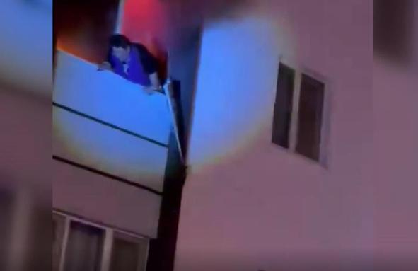 Evde çıkan yangında anne-baba öldü, zihinsel engelli oğulları ağır yaralandı