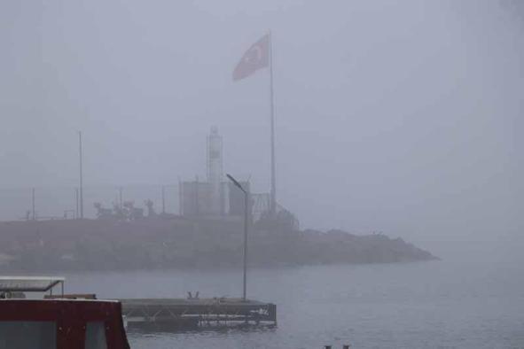 Çanakkale Boğazı, kısıtlı görüşün (sis) düzelmesi üzerine çift yönlü olarak ulaşıma açıldı