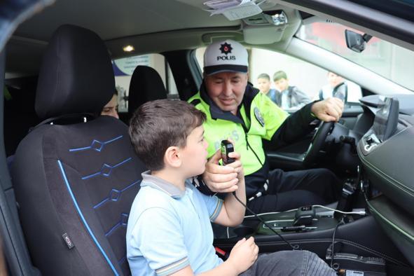 Amasya polisinden öğrencilere anonslu 23 Nisan sürprizi