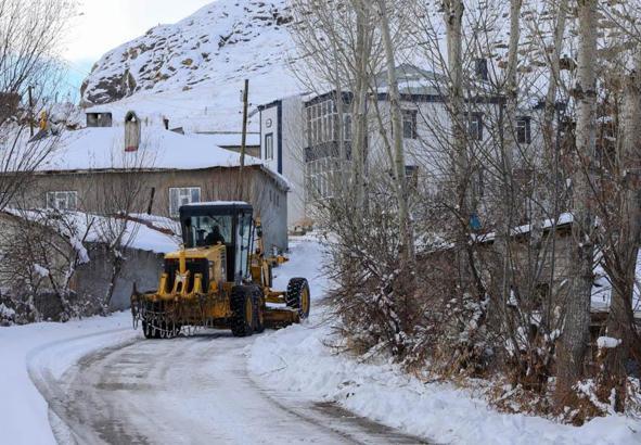 Vanda kardan kapanan 158 mahalle ve mezra yolu ulaşıma açıldı