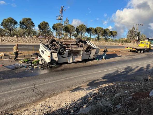Tarım işçilerini taşıyan minibüs takla attı: 25 yaralı