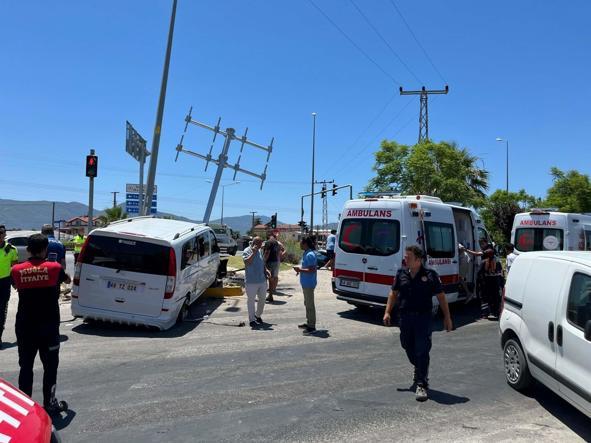 Fethiyede minibüs ve hafif ticari araç çarpıştı: 12 yaralı
