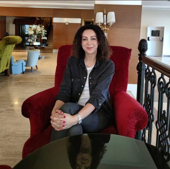 Polis memuru, boşanma aşamasındaki eşini öldürdü, 2 kişiyi de yaraladı; o anlar kamerada