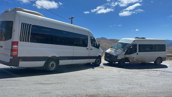 Minibüsler çarpıştı; 13 yaralı