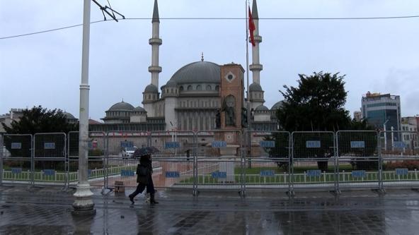 İstanbulda yağmur etkili oldu, trafikte yoğunluk yaşandı