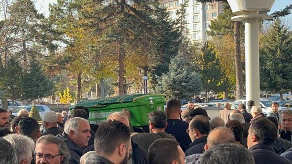 Tartıştığı babasını bıçaklayarak öldürdü; işletmenin çatısında yakalandı