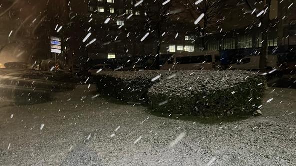 İstanbul’da kar yağışı gece sürdü; araçlara kartopu attılar