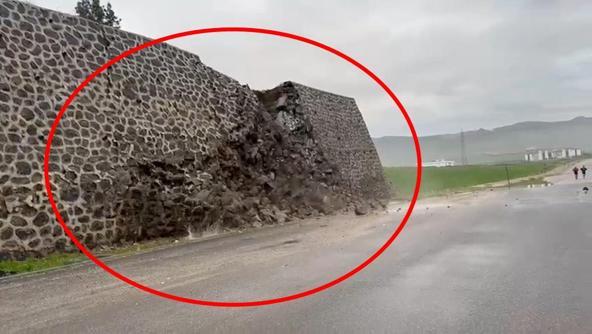 Şırnakta istinat duvarının yıkıldığı anlar kamerada