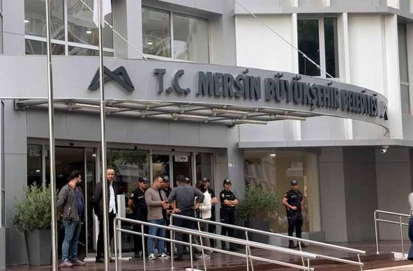 Mersinde 2si belediye başkanı 16 kişi tutuklandı; Seçer’in de olduğu 36 şüphelinin işlemleri sürüyor