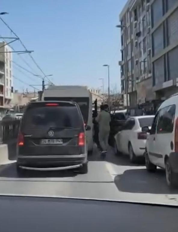 Sultangazide skuterle kasksız tehlikeli yolculuk kamerada