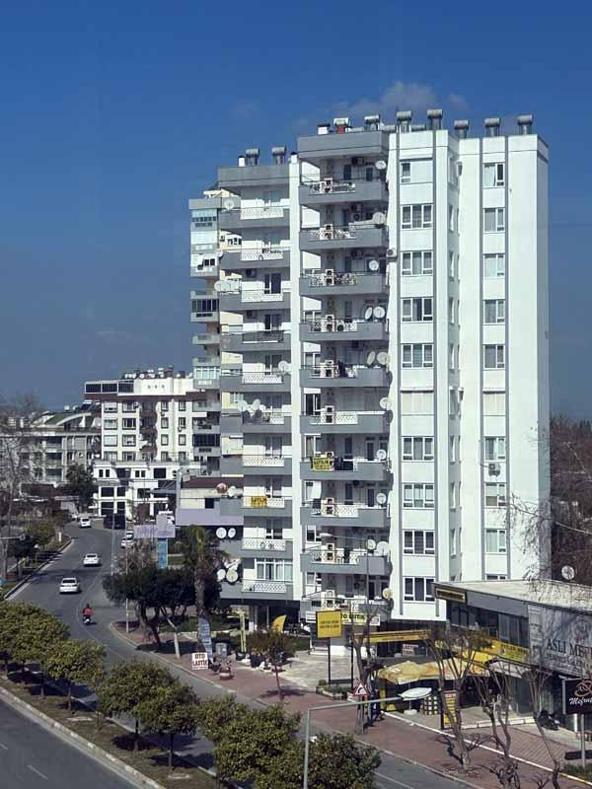 Antalyada trafikte, savaş ve deprem sonrası plaka çeşitliliği