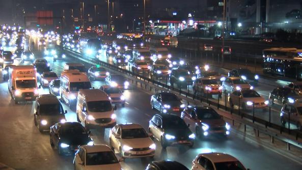 İstanbulda okulların açılmasıyla bazı bölgelerde trafik yoğunluğu oluştu