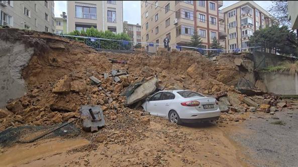 Maltepede istinat duvarının park halindeki 3 aracın üzerine çöktüğü anlar kamerada