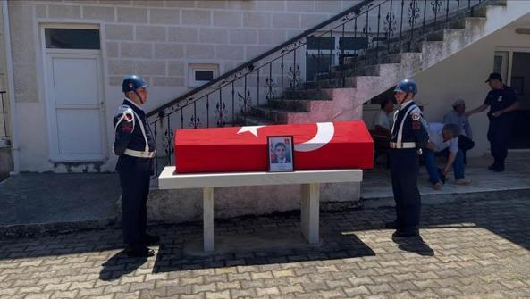 Kazada ölen uzman çavuş, eşi ve 8 aylık bebekleri toprağa verildi
