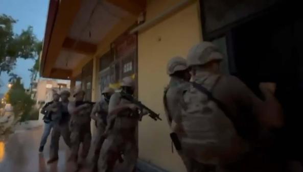 İzmirde DEAŞ operasyonu; 13 gözaltı