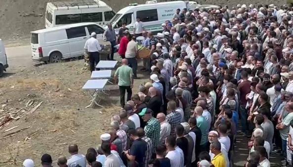 Kazada ölen aynı aileden 4 kişi toprağa verildi