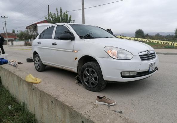 Otomobilin patlayan lastiğini değiştirirken bijon anahtarı fırladı: 1 ölü