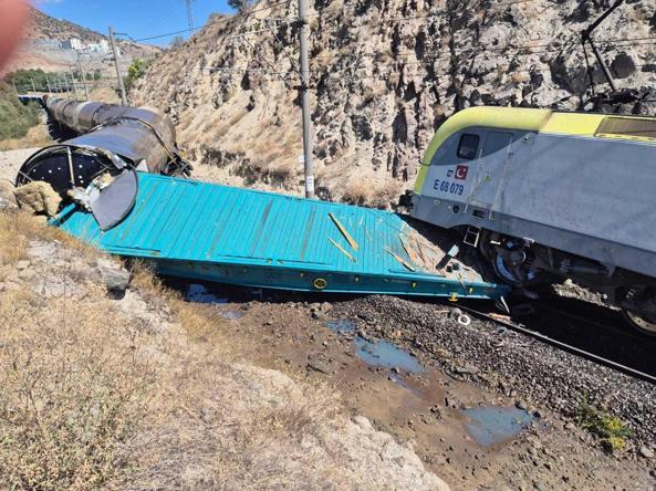 Malatyada iki yük treni çarpıştı: 1 yaralı