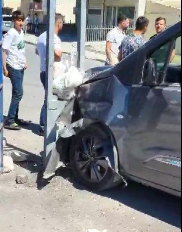 Avcılarda kaldırım geriye alındı, direk yolda kaldı