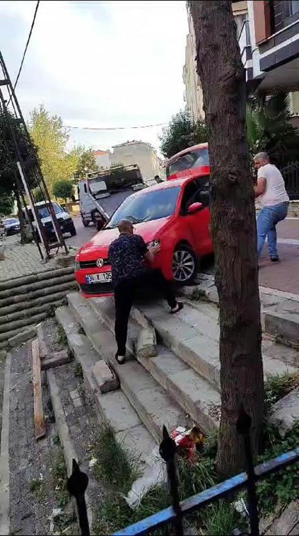 Avcılar’da manevra yaparken merdivenlerde asılı kaldı