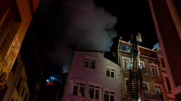 Beyoğlunda çatı yangını