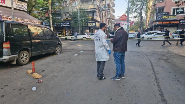 Döner bıçağıyla soyguna girdiği fırında 3 kişiyi yaralayan şüpheli, bacağından vurulup yakalandı