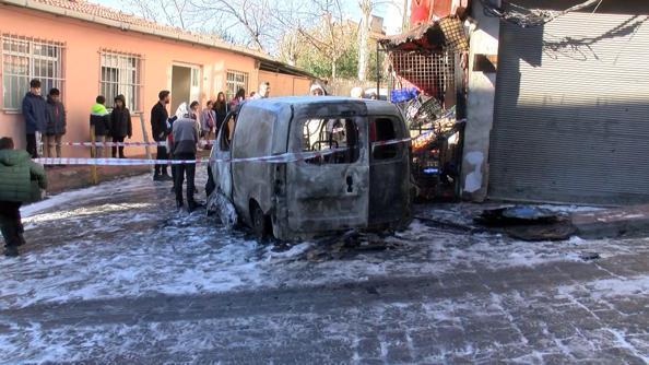 Beyoğlunda hafif ticari araç alev alev yandı