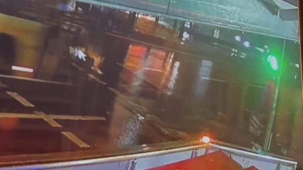 Üsküdarda kırmızı ışıkta yolun karşısına geçen yayaya İETT otobüsü çarptı; kaza kamerada