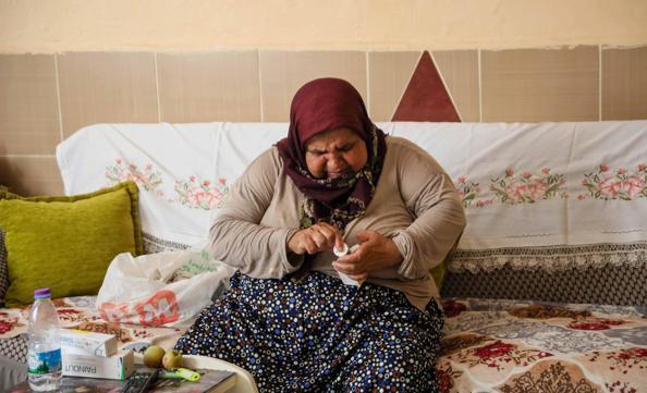 Yıkılacak binada bir başına kaldı