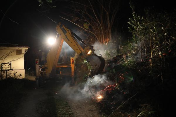 Trabzonda orman yangını; 2 itfaiye eri dumandan etkilendi