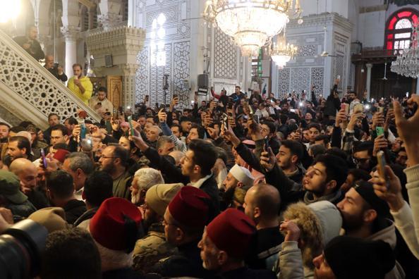 Esad sonrası Şam’ın simgesi Emevi Camisinde ilk cuma namazına yoğun ilgi