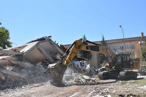Sındırgı’da 6.1’lik depremde yıkılan ve hasar gören binalar havadan görüntülendi