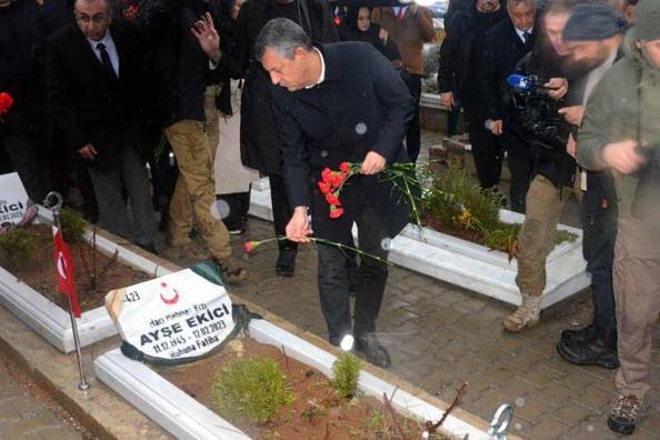 Özgür Özel, Kahramanmaraş’ta depremde ölenlerin mezarlarını ziyaret etti