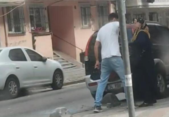 Sultangazide sokak ortasında annesini darbetti; çevredekiler izlemekle yetindi