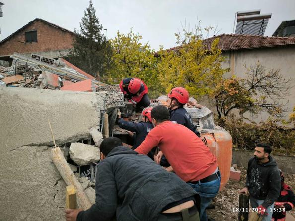 Ağır hasarlı bina çöktü; enkaz altında kalan iş makinesinin operatörü yaralandı