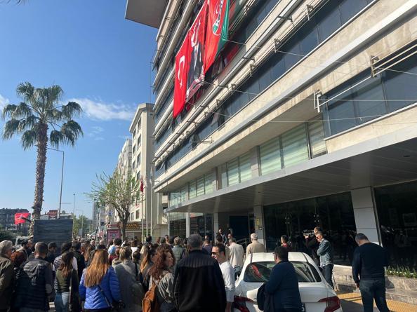 Karşıyaka Belediyesinde memurlardan tam gün iş bırakma eylemi